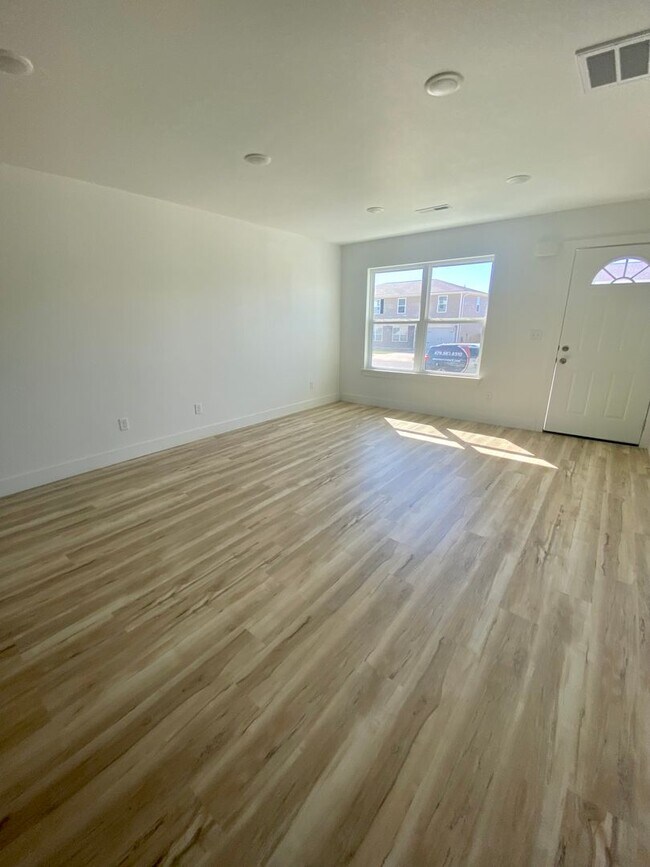 Foto del edificio - Beautiful 3 bedroom/2.5 bathroom duplex in...