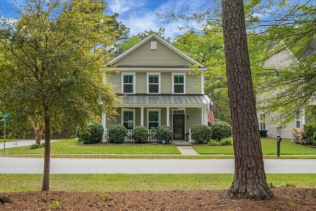 Foto del edificio - Johns Island 4BR, 2.5 BA Gem: Features Wood Floors, 2-Car Garage, & Community Pool
