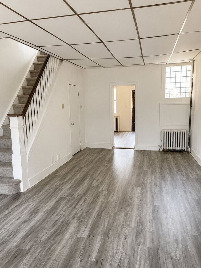 Foto del edificio - Bright 2BR Port Richmond Row Home with Large Living Space & Basement Storage