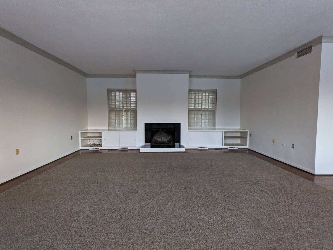Primary Photo - Awesome Downtown Apartment