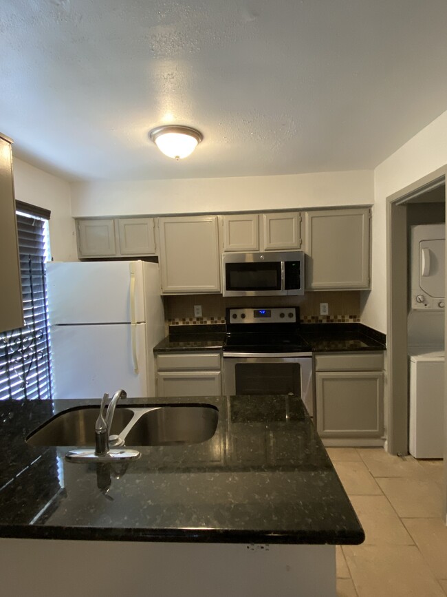 beautiful kitchen - 3900 Woodchase Dr