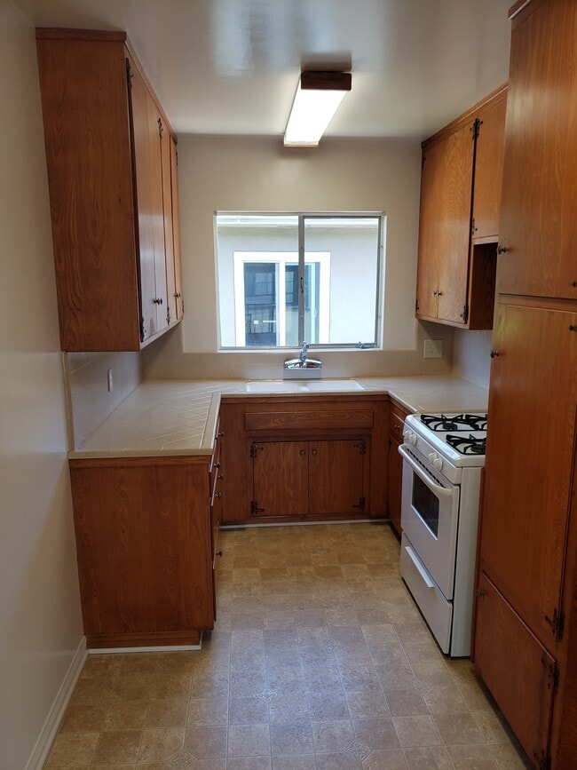 Kitchen - 519 Center St