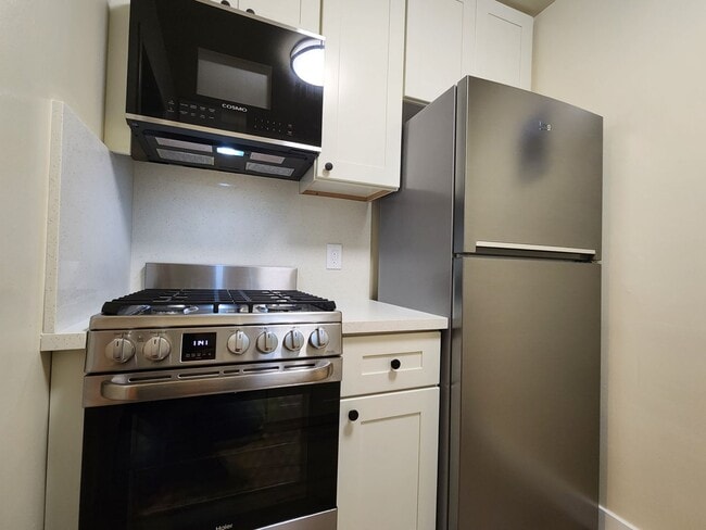 Foto del edificio - Updated one bedroom in downtown Palo Alto with in-unit washer and dryer.