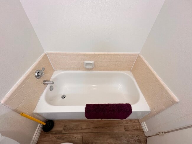 Guest bathroom w/tub - 9012 Cornwall Dr
