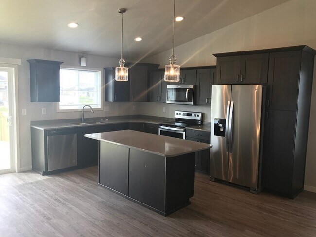 Foto del edificio - 4 Bed 2 Bath Single Family Home