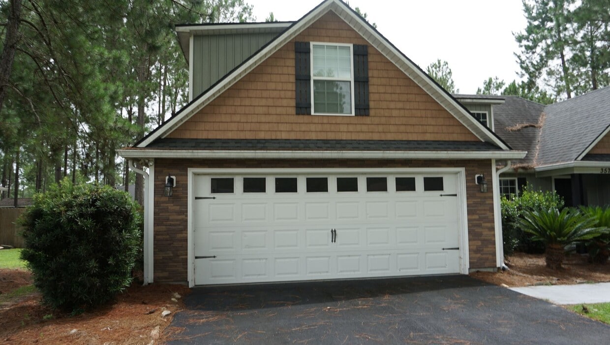 Primary Photo - 4 bedroom in Crestwood-convenient location