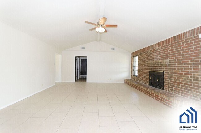 Building Photo - Spacious 3 bedroom 2 bath home in College ...