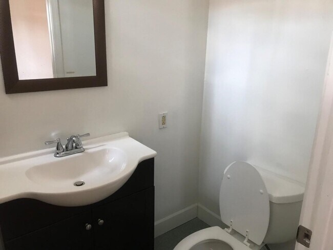 Building Photo - 111 E 6th St