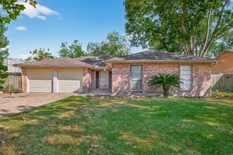 Building Photo - 811 Lochmoor Ln