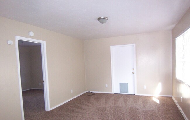 Foto del edificio - 245 1/2 M STREET B  1 BEDROOM 1 BATHROOM A...