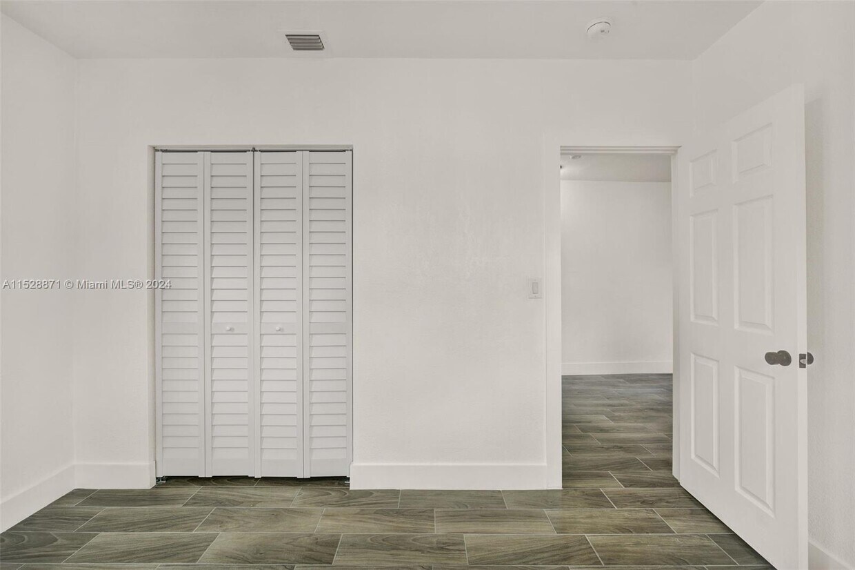 Building Photo - 322 NE 110th Ter