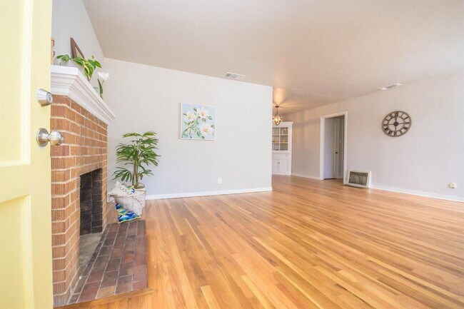 Building Photo - HALF OFF ONE MONTH RENT IF APPROVED AND MO...