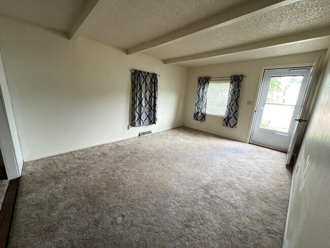 Building Photo - 1117 E 2nd-3 bedroom, 1.5 bathroom house w...