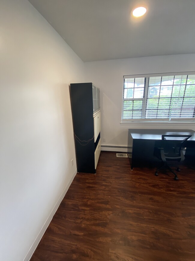 Large Bedroom 4 Windows - 40 Convent Rd