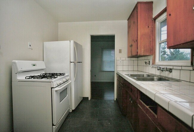 Foto del edificio - 8676 Almond Rd