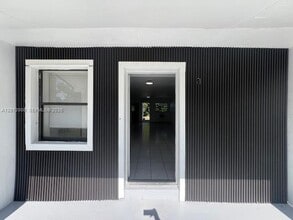 Building Photo - 4548 SW 33rd Ave