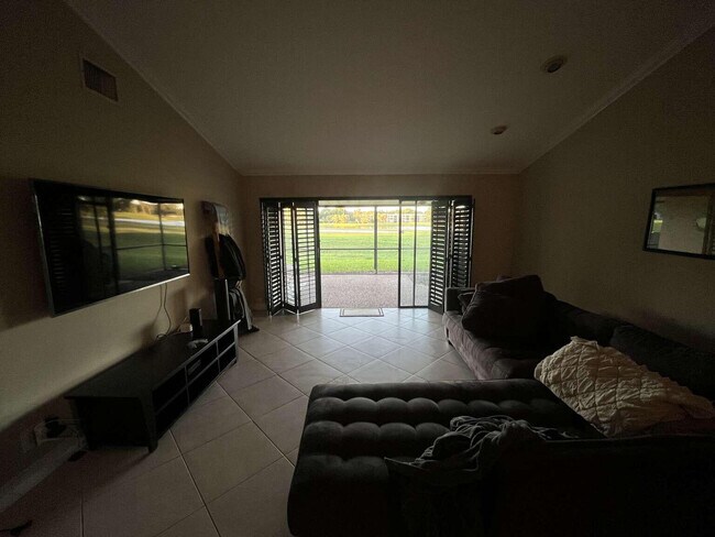 Foto del edificio - 16233 Laurel Dr