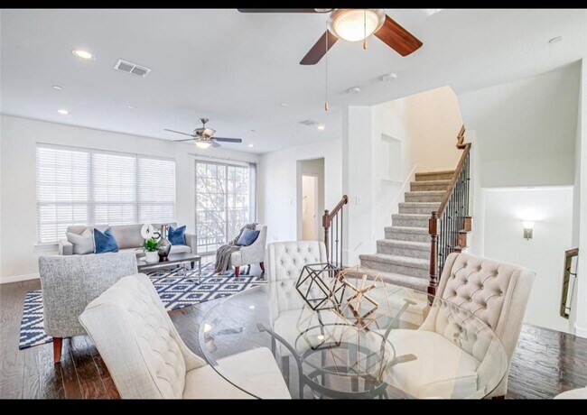 Foto del edificio - Spacious 3BR Townhome in Addison