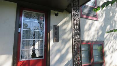 Building Photo - APPLICATION PENDING -- Spacious 1 Bed/1 Ba...