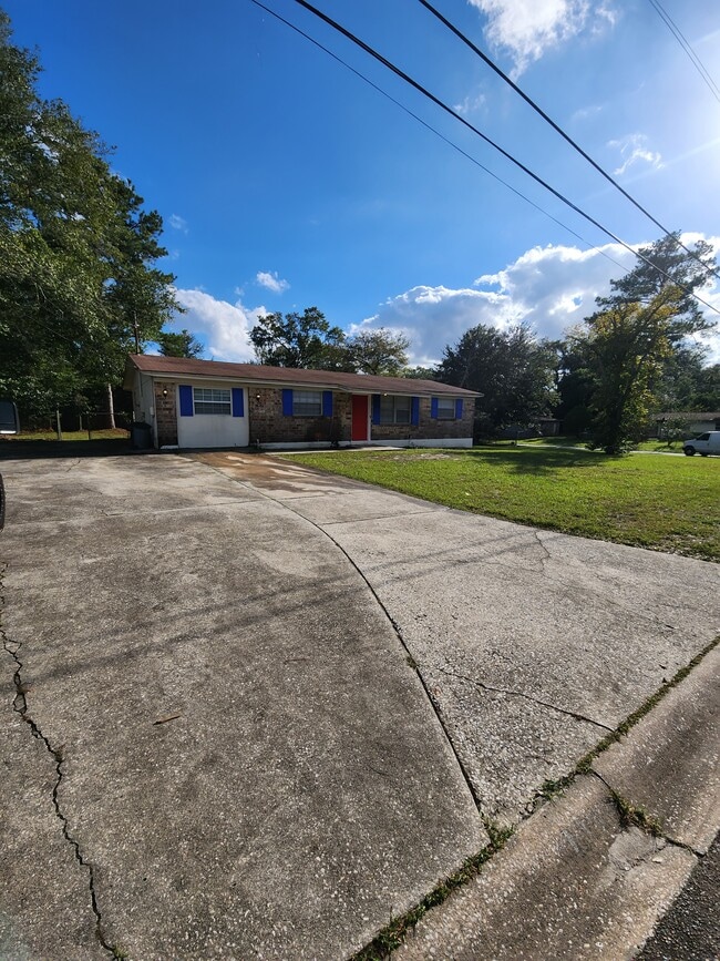 Building Photo - Adorable and Remodeled 3 BD/1.5 BA homes o...