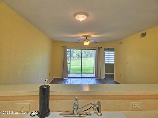Building Photo - 1211 Country Club Dr