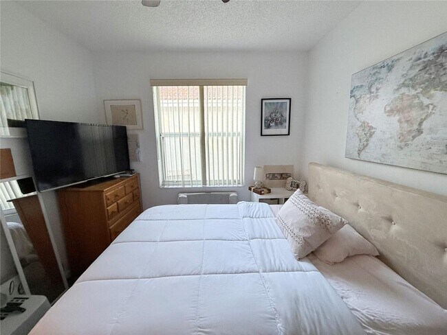 Foto del edificio - 4965 SW 153rd Ave