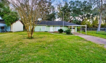 Building Photo - 906 Avenue A