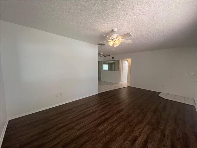 Foto del edificio - 8250 Lombra Ave