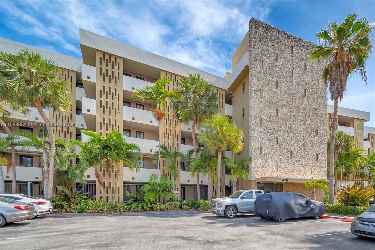 Foto principal - 301 Golden Isles Dr