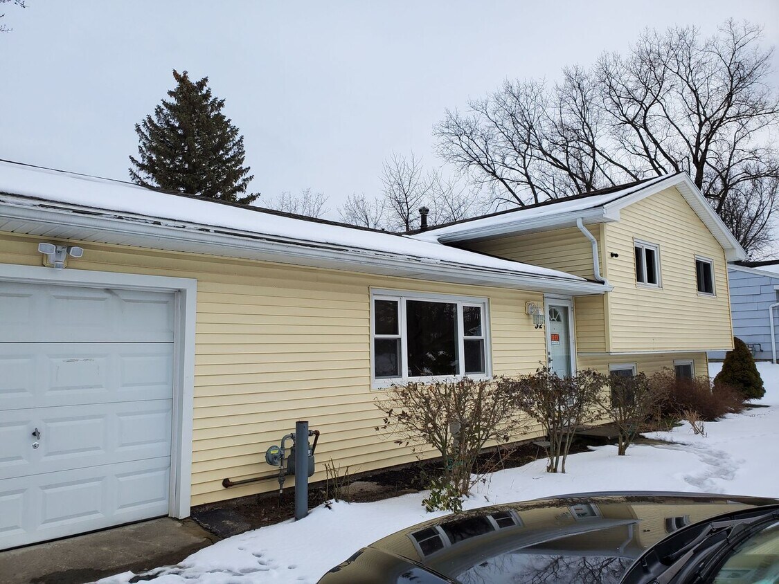 Primary Photo - Available Mid June 4 Bed 2 Full Bath Singl...