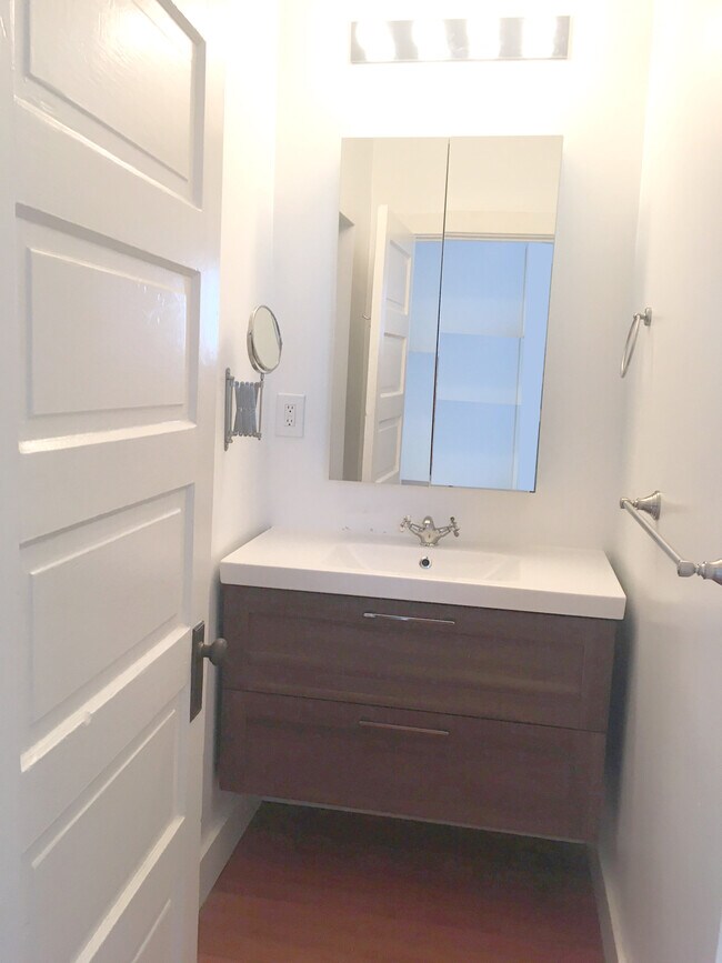 half bath - 940 York St