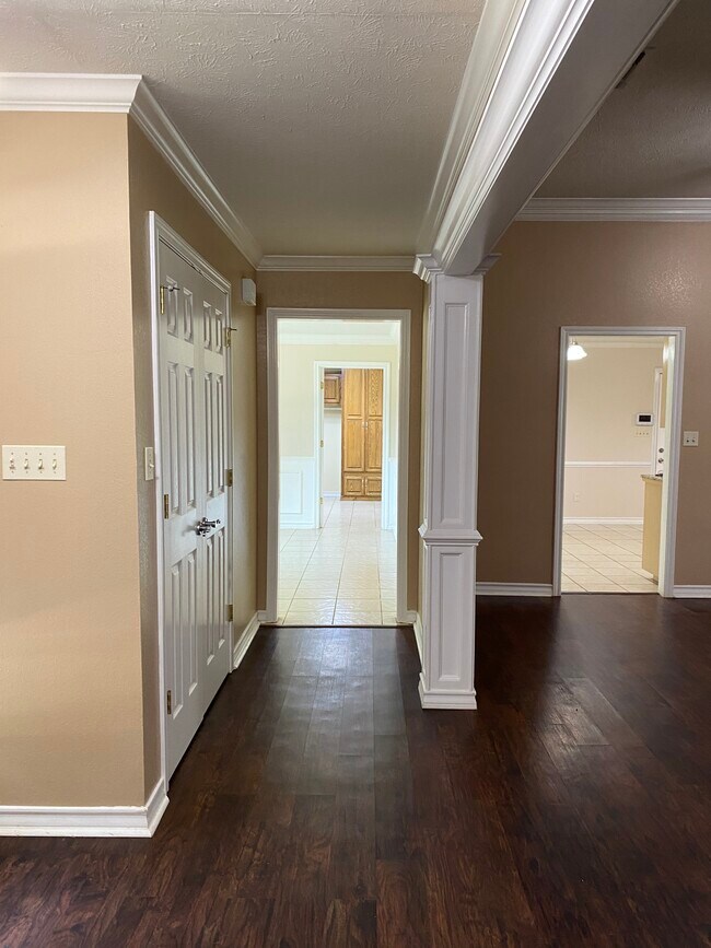 Building Photo - 6014 Castle Oaks