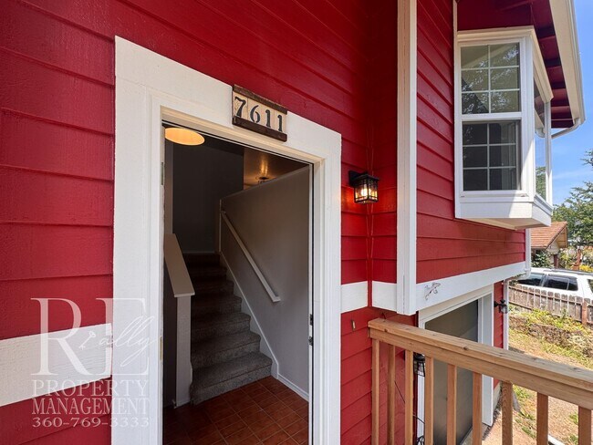 Foto del edificio - Freshly Painted East Bremerton Home with Expansive Decks & Flexible Living Space