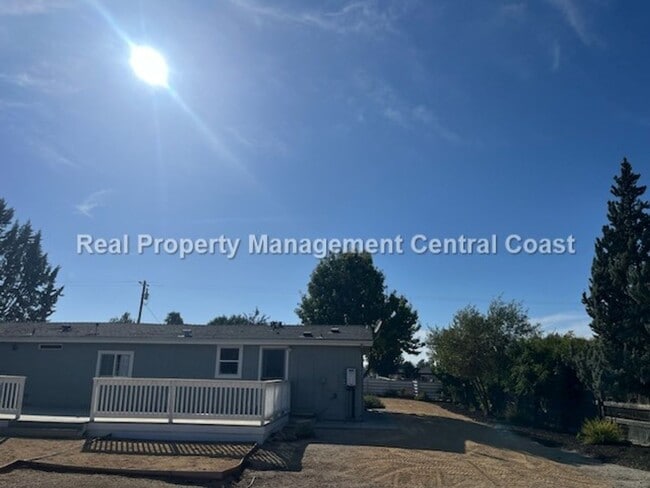 Building Photo - AVAILABLE Now - Beautiful Paso Robles Manu...