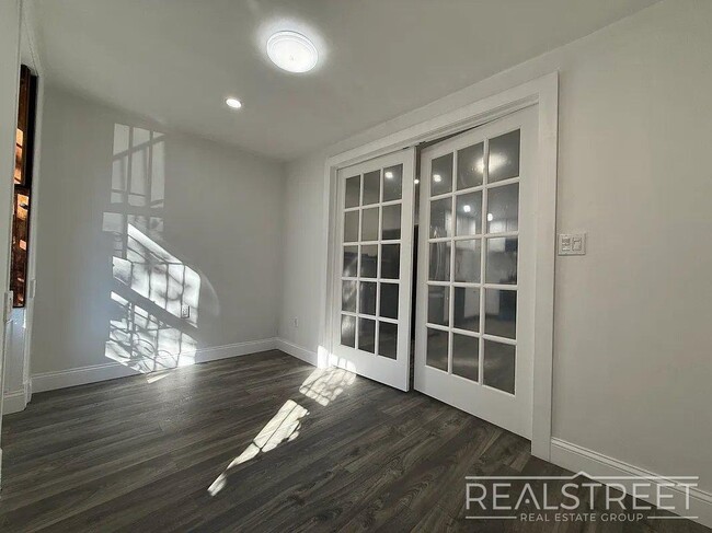 Building Photo - Charming Brownstone 2-Bed w/ Private Outdoor Space