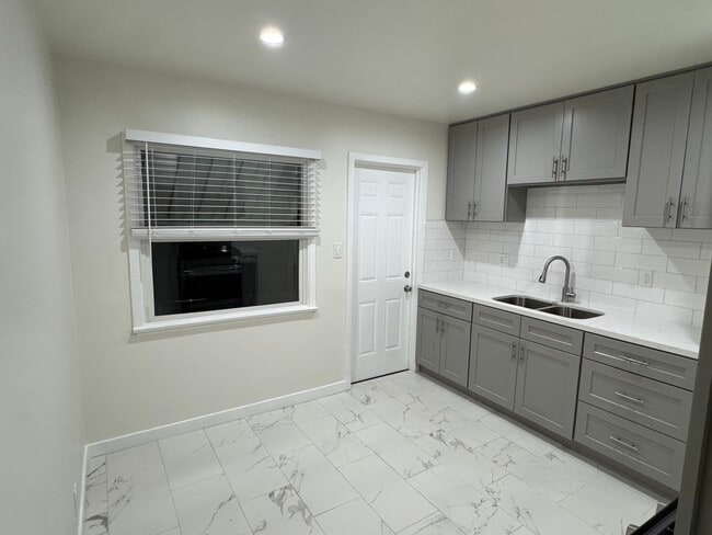 Building Photo - 421 E Acacia Ave