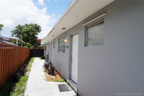 Foto del edificio - 2390 NE 173rd St