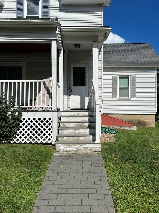 Side Entry - 261 Blodget St