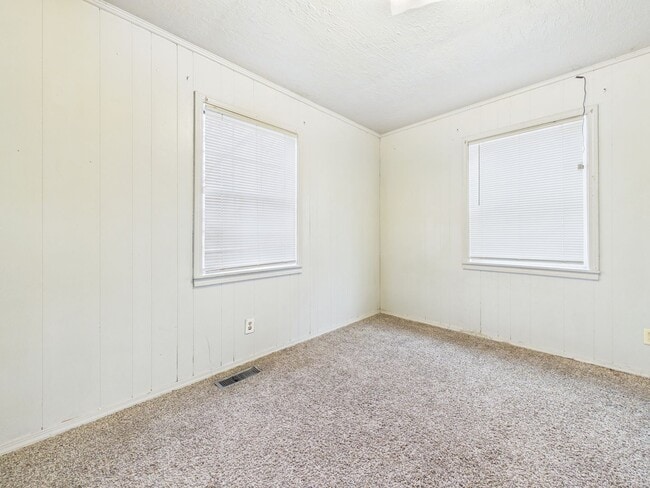 Building Photo - 2 Bedroom 1 bathroom Home