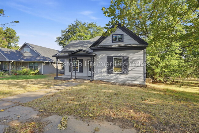 Building Photo - 605 E Woodard St