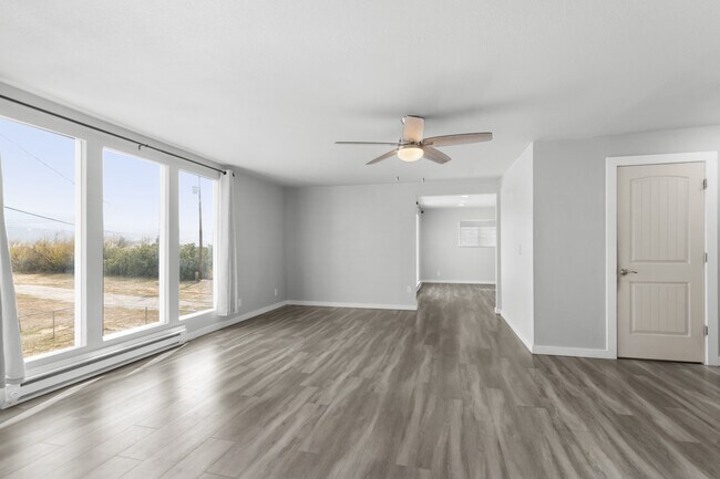 Foto del edificio - 3265 US Highway 2 W