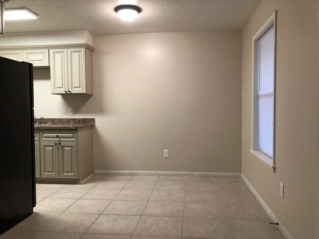 Building Photo - 605SB