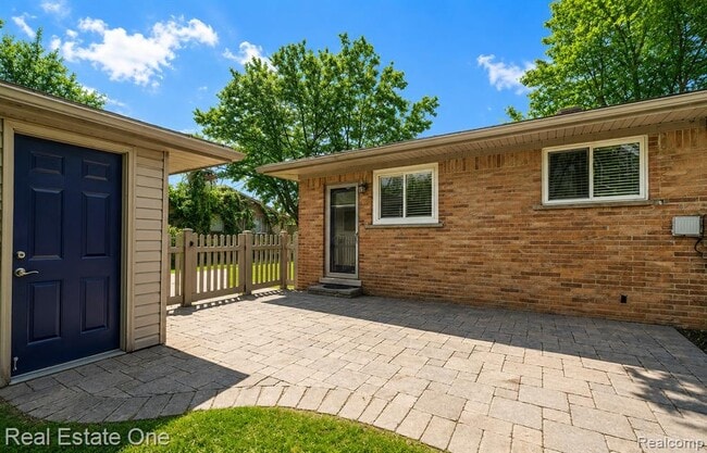 Building Photo - 290 Winry Dr