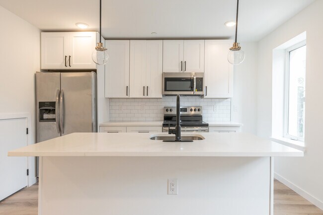 Kitchen - 2120 W Master St