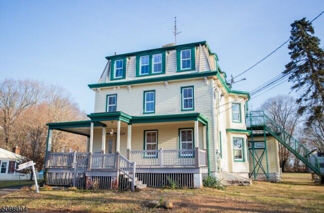 Building Photo - 848 River Rd