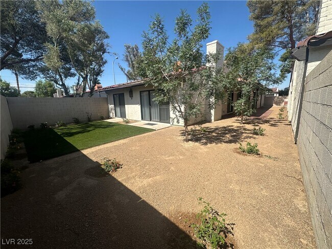 Foto del edificio - 4180 Blue Heron Ct