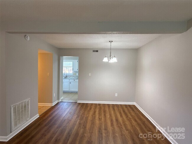 Foto del edificio - 10953 Park Rd