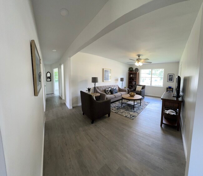 Sala de estar - 605 W Point Tap Rd