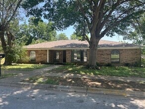 Building Photo - 2106 Overbrook Dr