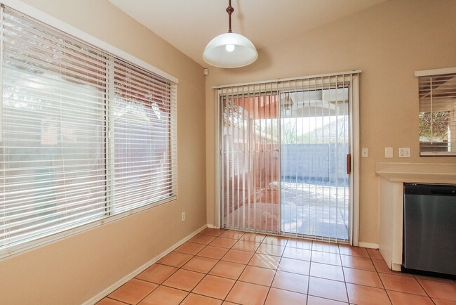 Foto del edificio - 8667 W Palm Ln